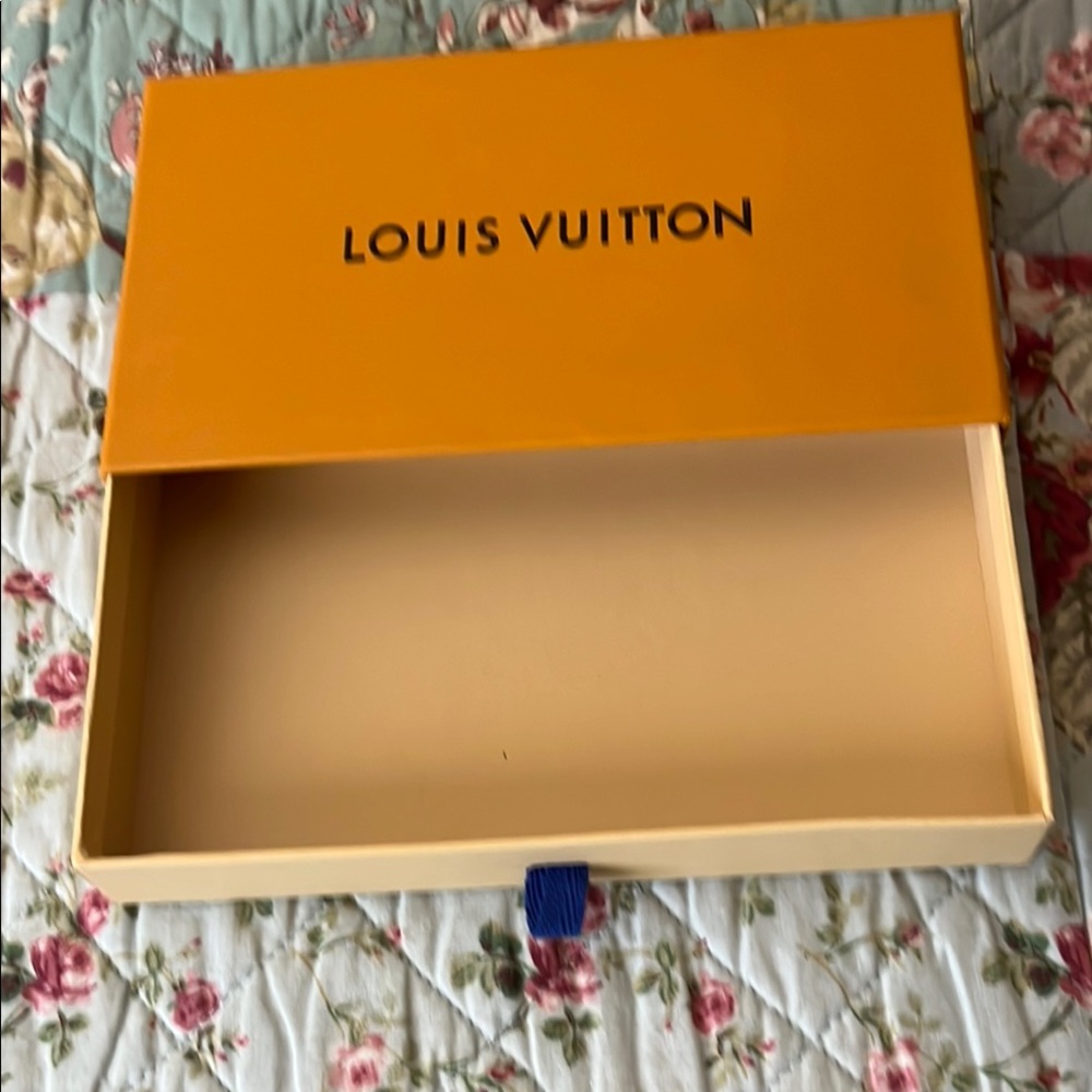Louis Vuitton White Dust Bag and box - Picture 4 of 10